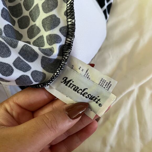 Miraclesuit Plus Size Black & White Dalmatian Dot Ruched One Piece Lined Wmn 16W - Picture 10 of 12